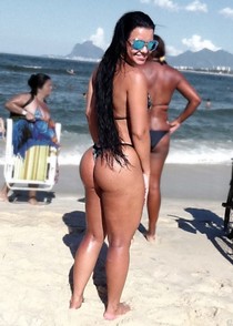 Kiara Lorens fingering her